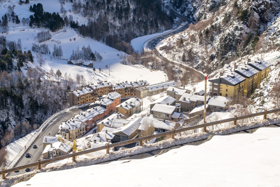 Vistas de la aldosa de Canillo y grandvalira